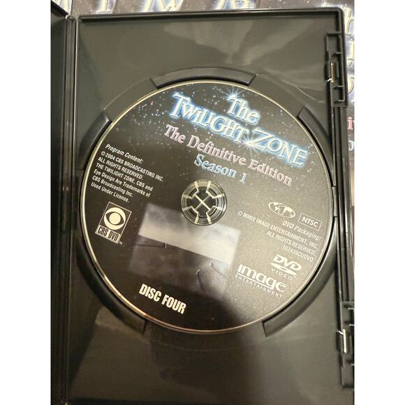 The Twilight Zone: Season 1 The Definitive Edition 6 Discs - Picture 3 of 8